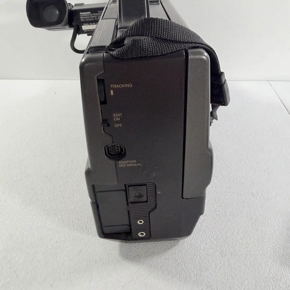 Vintage Panasonic OmniMovie VHS Camcorder PV-320D POWERS ON AS IS READ